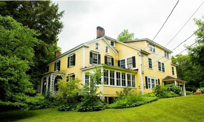 Marlboro House | Huge Historic 6 Bedroom House that sleeps 13 with Stream and Waterfall