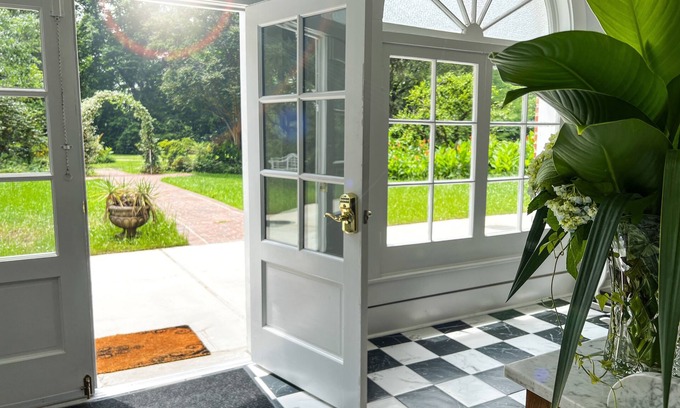 Monroe Apartment | Huge, historic, beautiful 1 bdrm at Layton Castle