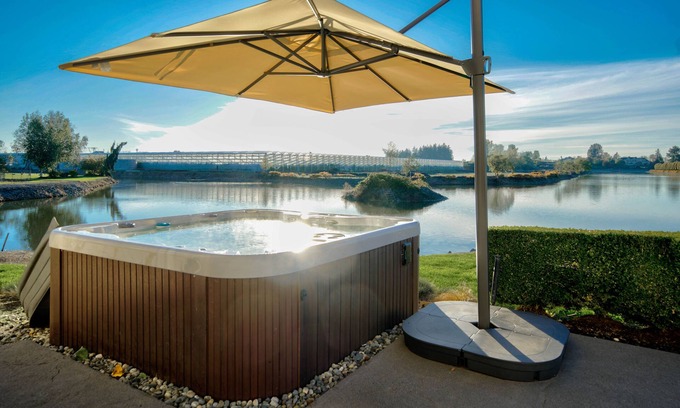 West Abbotsford House | HUGE HOME! Sleeps 23, Private Lake, Gym, Hot Tub, Game Room, Theatre, Karaoke
