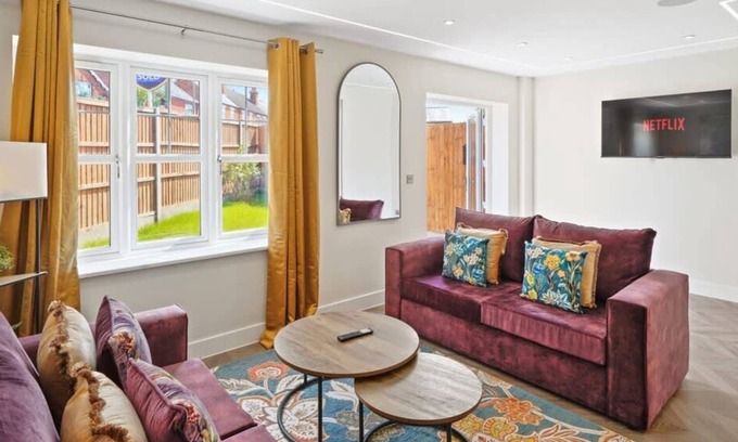 Rushmoor District House | Huge House, Contractors & Families, Free Parking