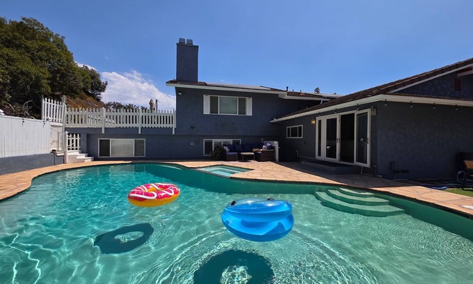 Bay Park House | Huge House w/Pool! Sleeps 16 | BBQ | Shuffleboard