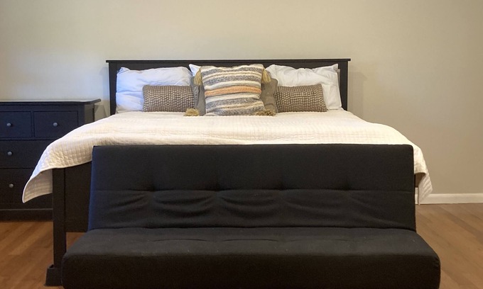 Cochranville House | Huge King Bed en suite, Views,Clean & near attractions@ Enjoy Life