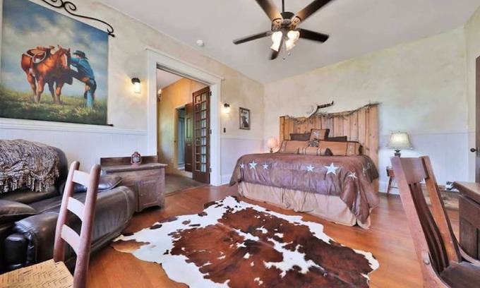 Gainesville Bed & Breakfast | Huge King Suite with Private Bath, Hot Tub and Pool.