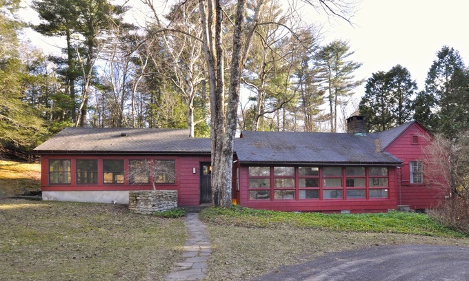 Woodstock House | HUGE KITCHEN 4 Private Acres, 7 Min to Town, WiFi, AC, Fireplace
