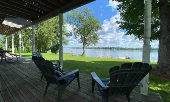 Port Stanton Cottage | Huge lakefront room, pool, hottub, sauna #10