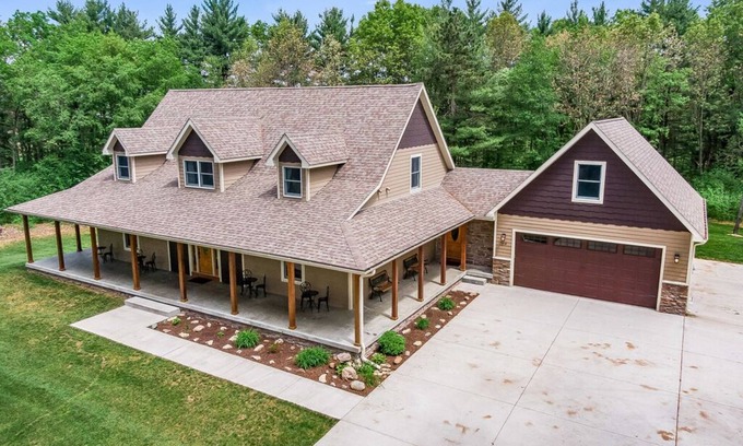 Demotte Cabin | Huge Lodge in the Woods- Peaceful and private!