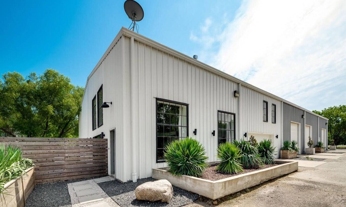 Roanoke House | Huge Loft-Style Barndominium Near NASCAR & Old Town Roanoak