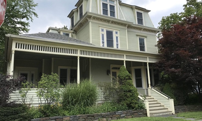 Williamstown House | Huge Luxe Williamstown Updated Victorian, All Ensuite Baths, Walk to Spring St!