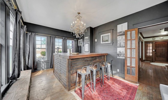 Near South House | 🍸🫒HUGE Luxurious 6BR+ Historic Gem by UNL Huskers: VRBO Lincoln NE - Pets OK