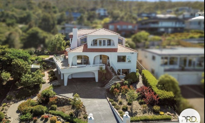 Howrah House | Huge luxurious Family home - Stunning Water Vista, 15 min from Hobart CBD