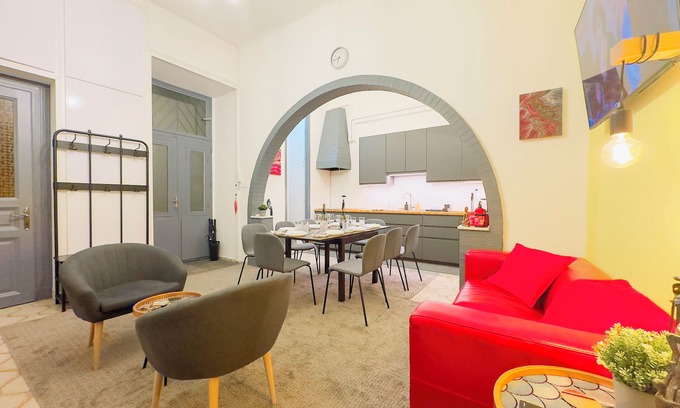 Erzsebetvaros Apartment | Huge Luxury 5 bedroom condo in central Budapest with A/C - Rose House