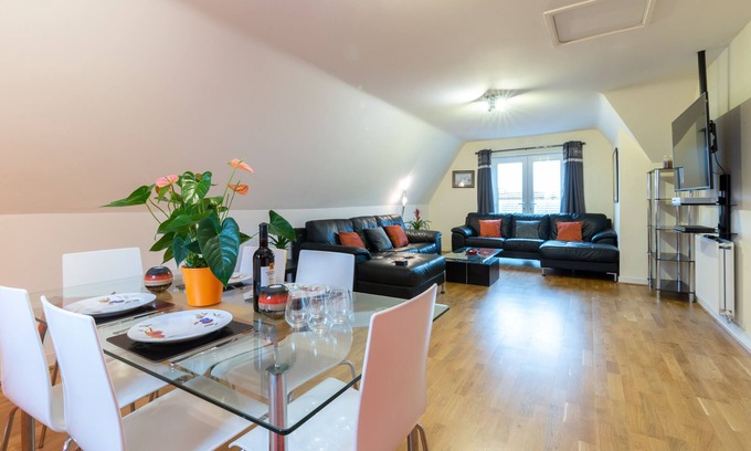 St Ives Apartment | Huge Luxury Modern Penthouse Apartment with King Size Bed