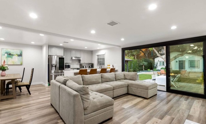 San Gabriel Valley House | Huge & modern home near 5Cs