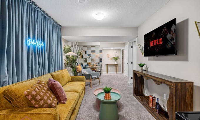 Southeast Edmonton House | Huge Modern Home | Sleeps 12 | Near Airport | Yard