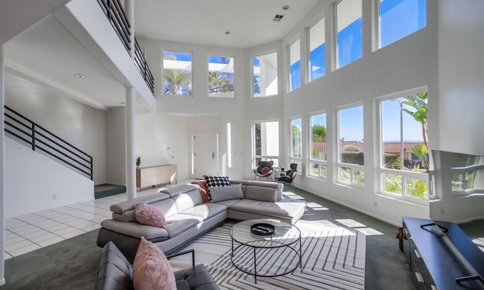 San Carlos House | HUGE modern home w/90s vibes! Pool+putt-putt+view