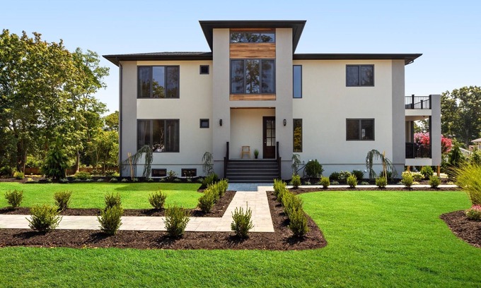 Jamesport House | Huge Modern Jamesport Home with Decks & Balconies Near Beaches & Wineries!