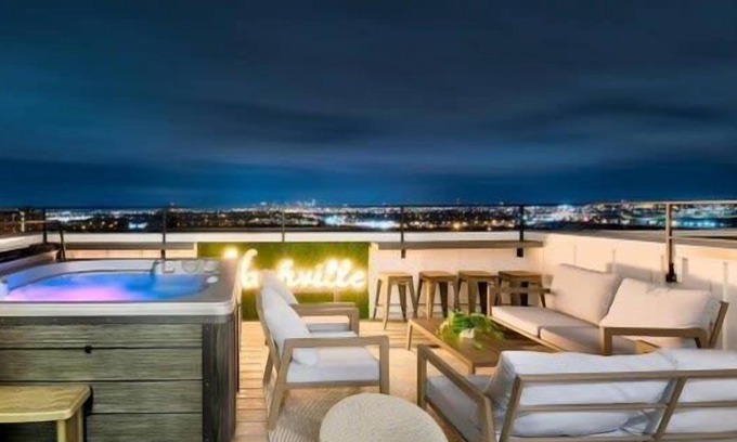 Nashville House | Huge New Luxury Home, 14 Beds, Hot Tub!