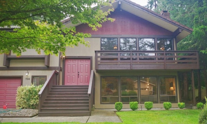 Olympia House | Huge Olympia House. Sleeps 10+. Lots of Amenities