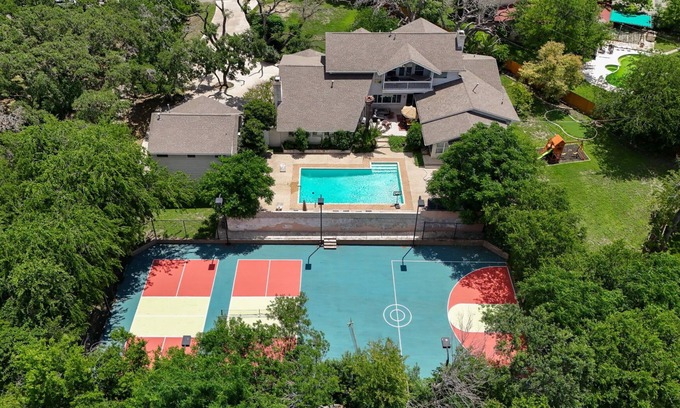 Leon Valley House | Huge Pickleball Mansion~Sleeps 26~Pool & Hot Tub