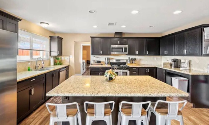 Foothills House | Huge Pool +Theatre Room+ Spacious 4 bdrm