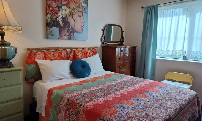 South End House | Huge private duplex. Artist's details. Easy! Fun!.