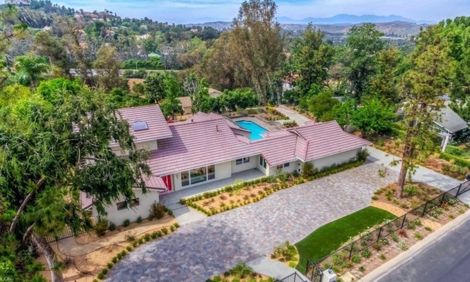 Cowan Heights House | Huge Secluded Cowan Heights Home, Pool, Entertainers Delight (4 beds/5 baths)
