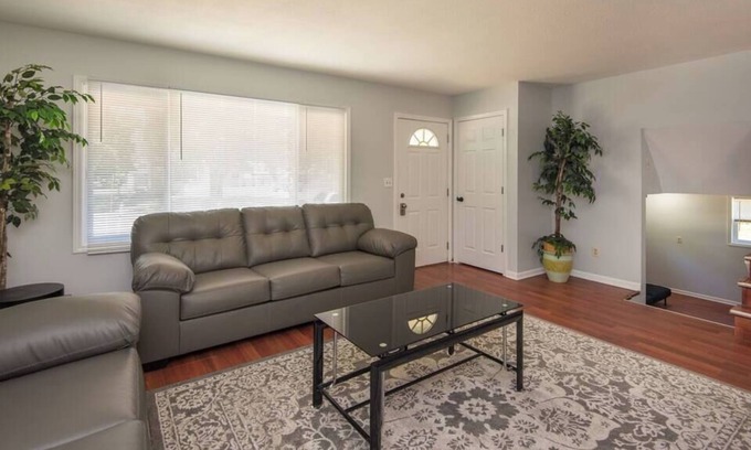 Berwick House | Huge & Spacious 4BR Home in the heart of DSM