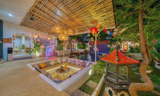Batu Bolong Villa | Huge Villa with 2 Pools, 3 Minute Ride Beach