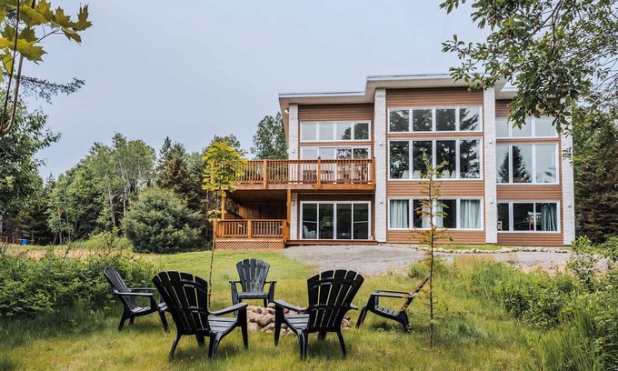 Riviere-Rouge House | Huge Waterfront Modern Cottage on the Rouge River