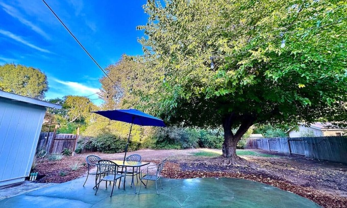 Arden Park Vista House | Huge Yard-King Bed-Beautiful Neighborhood-Garage
