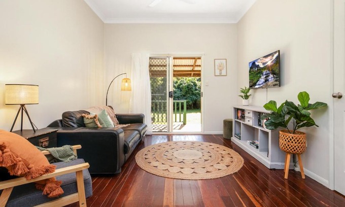 Yeppoon House | Hughes Hideaway - 2BR Cottage on 1 Acre w Air Con, King Beds