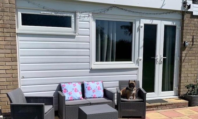 Great Yarmouth Ski Chalet | Hugo's hideaway Free WIFI