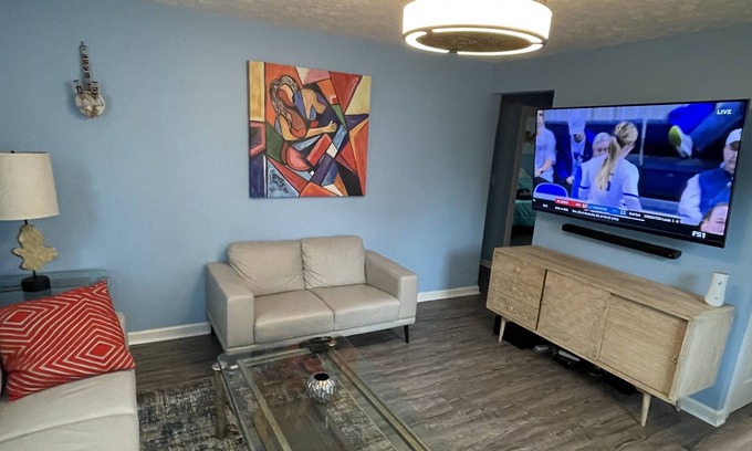 Newport News House | Humble 2 Bed Room Sanctuary: The Perfect Get-A-Way