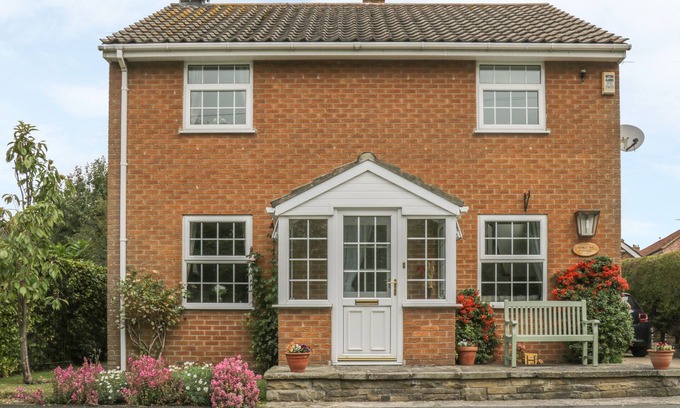 Wold Newton Cottage | HUMBLE BEE COTTAGE, family friendly, with a garden in Hunmanby