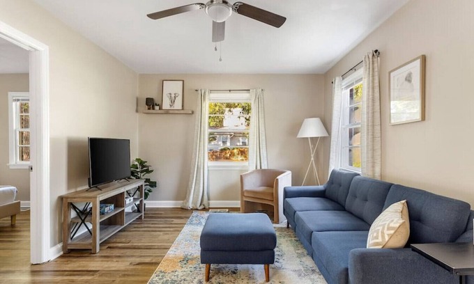 Columbia House | Humble Home on Harrison | Mins to USC | Sleeps 4