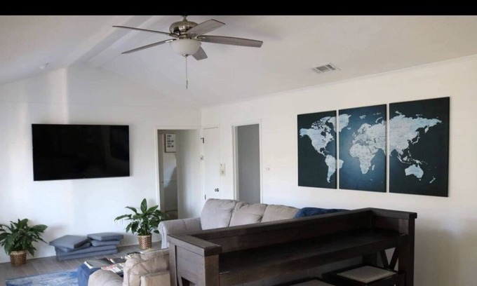 Saint Elmo House | Humble House 3 bedroom 2 bath w/outdoor lounge