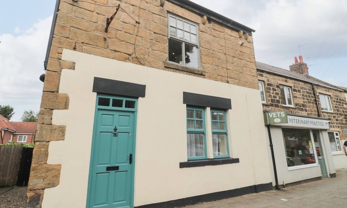 Bedlington Cottage | HUMFORD HOUSE, pet friendly, with a garden in Bedlington