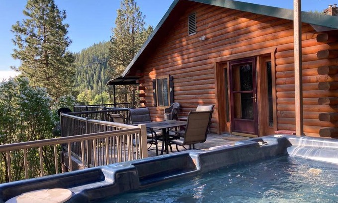 Naches House | Hummingbird Hill Resort: Hot Tub, Views, Wildlife, 3D movies, Hiking, Bikes, Sleds, Games, Kids & Pets Love It