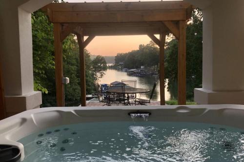 Barium Springs House | Hummingbird Home by AvantStay Boat House Dock