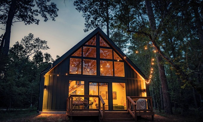 Conroe Cabin | Hummingbird, Luxury Lakefront Cabin at Sam Houston National Forest (Hummingbird)