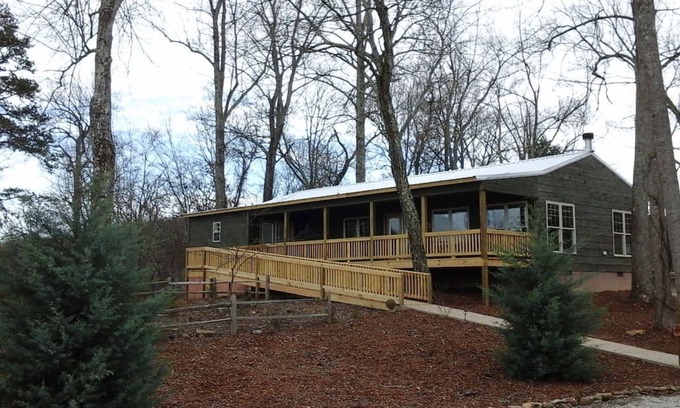 Bryant Cabin | hummingbird · NO SUNDAY CHECK INS- hot tub ,gated, HUMMINGBIRD