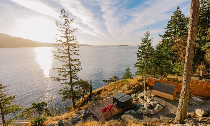 Bowen Island House | Hummingbird Oceanside Suites: Mt Strachan Suite