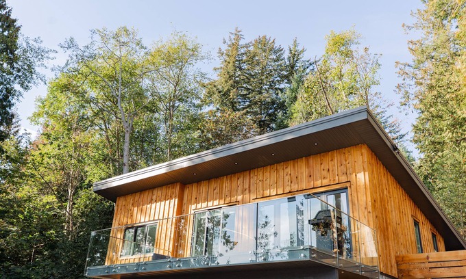 Bowen Island House | Hummingbird Oceanside Suites: The Modern Cabin