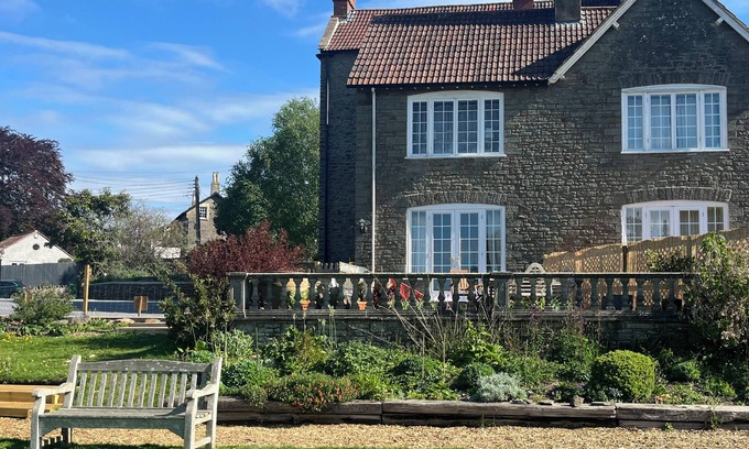 Temple Cloud Cottage | HUMPHRESTON HOUSE, pet friendly, with open fire in Temple Cloud