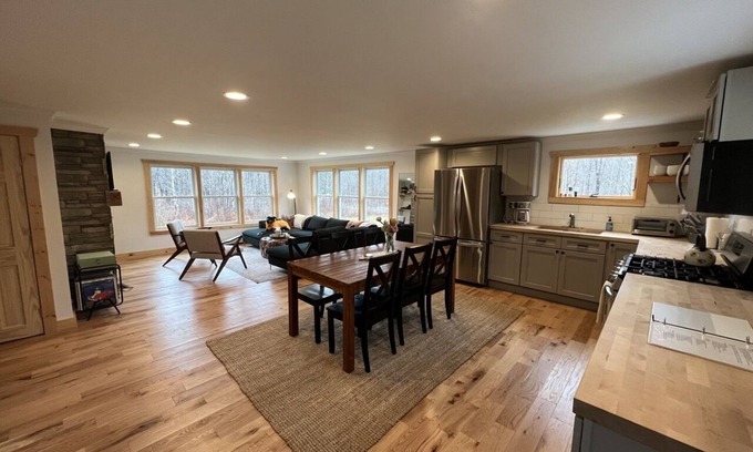 Jewett House | Hunter and Windham Mountain House with Hot Tub