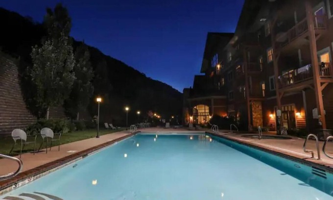 Hunter Condo | Hunter Mtn Slopeside Ski Resort w HotTub Fireplace Heated Pool Restaurant