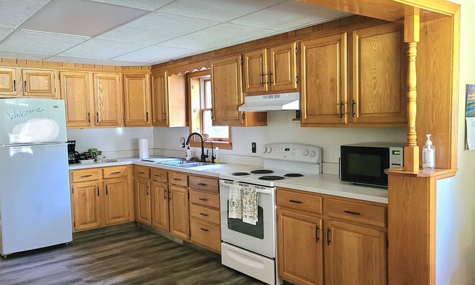 Bladensburg House | Hunter's Cottage Near Creek with Firepit + Hiking