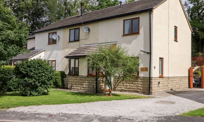 Chinley Cottage | HUNTERS COTTAGE, family friendly, with a garden in Chinley