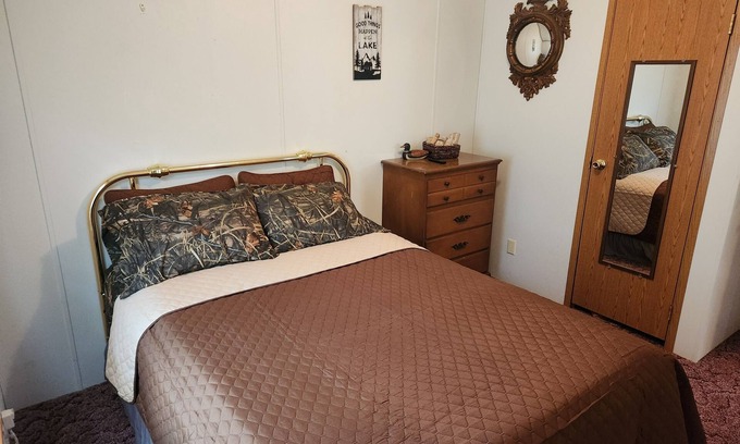 Freeport House | Hunters Haven a charming 3-br house in welcoming Piedmont Ohio with AC, Wi-Fi.