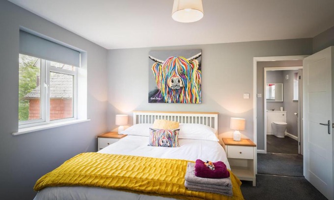 Poltimore House | Hunters Lodge Exeter, Free Parking, Country Views, Great Wi-Fi, Large Garden